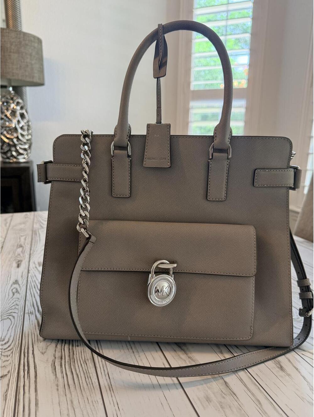 Michael Kors Hamilton Large Saffiano Tote Pearl Grey – MK Lock & Chain Strap